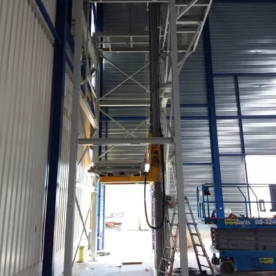 Pallet lift for loaded pallets from gound level to level +1